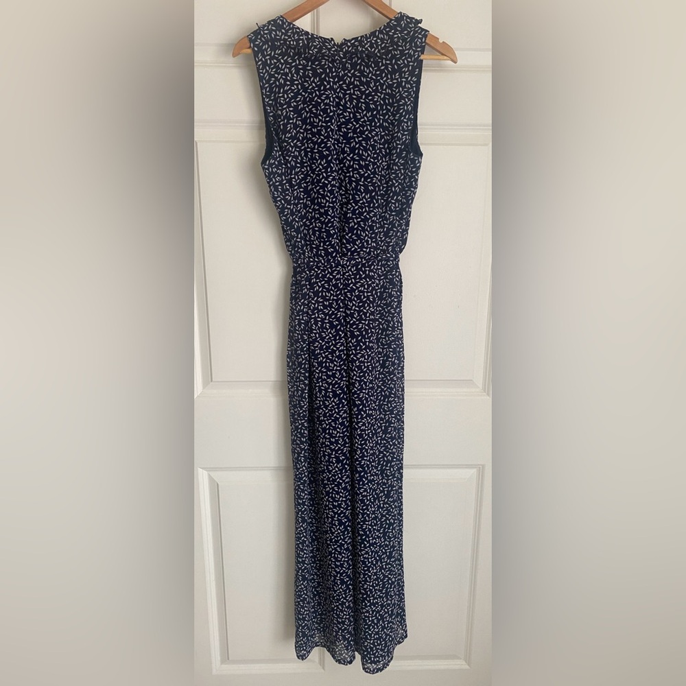 LOFT Outlet Floral Jumpsuit Size 8 Ruffle V-Neck Navy White Effortlessly chic✨ - Picture 5 of 16